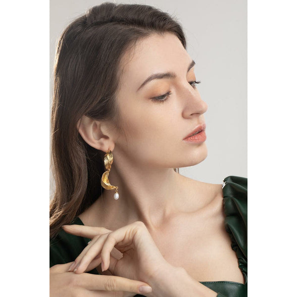 Abstract Pearl Stud Earrings - Chi'pau